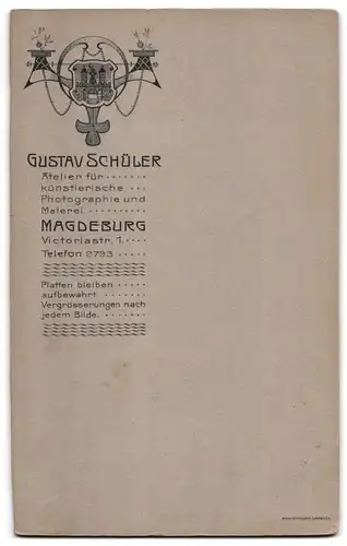 Fotografie Gustav Schüler, Magdeburg, Victoriastr. 1, Knabe im Anzug mit Schirmmütze, Portrait im Passepartout
