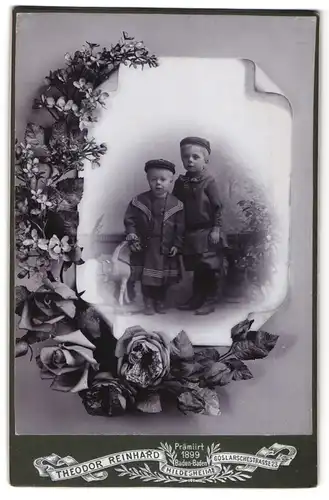 Fotografie Theodor Reinhard, Hildesheim, Goslarschestr. 23, niedliche Knaben mit Spielzeugpferd von Blumen eingerahmt