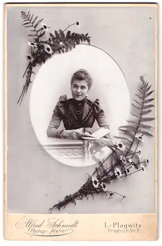 Fotografie Alfred Schmidt, Leipzig-Plagwitz, Friedrichstr. 7, glückliche hübsche Dame mit Buch von Blumen eingerahmt