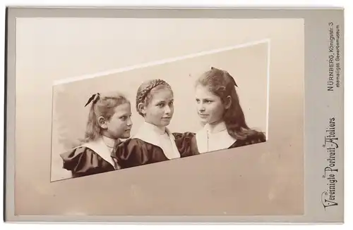 Fotografie Gg. Schoenau & E. Mathes, Nürnberg, Königsstr. 3, Mädchen wie Orgelpfeifen aufgereiht im Passepartout