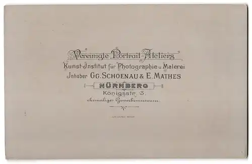 Fotografie Gg. Schoenau & E. Mathes, Nürnberg, Königsstr. 3, Mädchen wie Orgelpfeifen aufgereiht im Passepartout