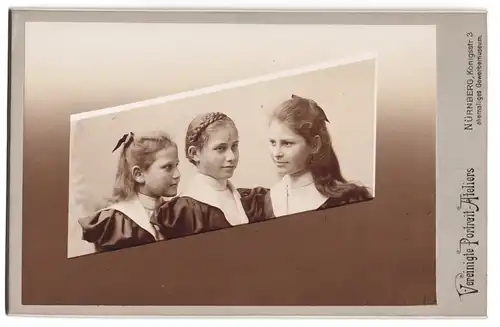 Fotografie Gg. Schoenau & E. Mathes, Nürnberg, Königsstr. 3, Mädchen wie die Orgelpfeifen aufgereiht im Passepartout