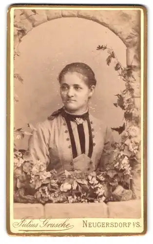 Fotografie Julius Grusche, Neugersdorf i. S., Passepartout-Portrait Brünette Dame in gerahmter Ansicht