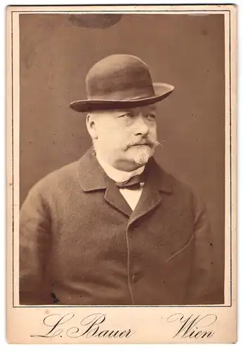 Fotografie L. Bauer, Wien, Mölkerbastei 20, Portrait Herr im Anzug mit Melone und Spitzbart