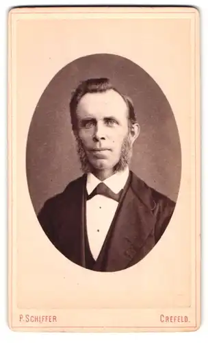 Fotografie P. Schiffer, Crefeld, Neue Linnerstr. 74, Portrait älterer Herr im Anzug mit Backenbart