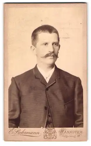 Fotografie E. Rohrmann, Hannover, Volgersweg 1, Portrait Herr im karierten Anzug mit Moustache