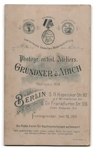 Fotografie Grundner & Abich, Berlin, Köpenicker-Strasse 62, junge Frau in Puffärmelkleid