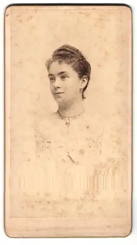 Fotografie H. Eckert, Prag, junge Frau mit Halskette im Portrait