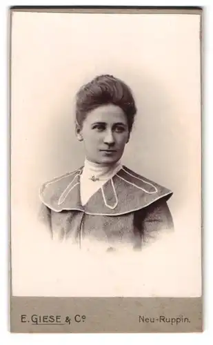 Fotografie E. Giese & Co., Neuruppin, Präsidenten-Strasse 28, bürgerliche Dame mit toupiertem Haar