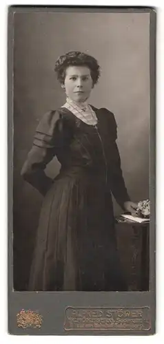 Fotografie Alfred Stöwer, Schöneberg, Sedanstrasse 1, apparte Frau in schwarzem Kleid