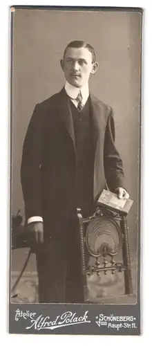 Fotografie Alfred Polack, Schöneberg, Haupt-Strasse 11, junger Herr im Anzug