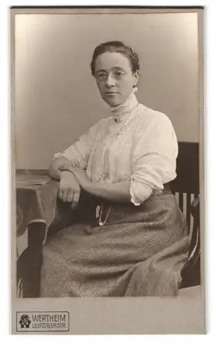 Fotografie Wertheim, Berlin, Leipzigerstrasse, Frau mit Brille im Portrait