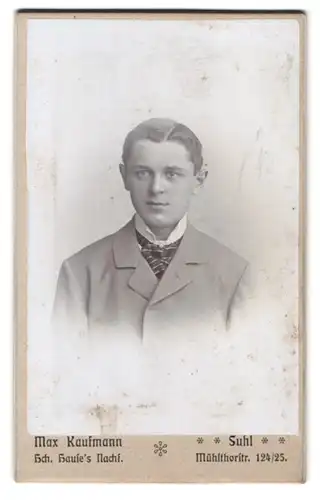 Fotografie Max Kaufmann, Suhl, Mühltor-Strasse 124-25, Portrait junger Herr im Anzug mit Krawatte