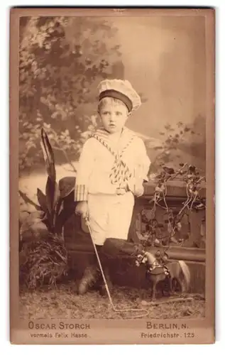 Fotografie Oscar Storch, Berlin, Friedrichstrasse 125, Portrait kleiner Junge im Matrosenanzug mit Spielzeugpferd