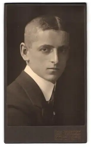 Fotografie E. Müller, Dresden-Altstadt, Ferdinand-Strasse 11, Portrait junger Mann im Anzug mit Krawatte