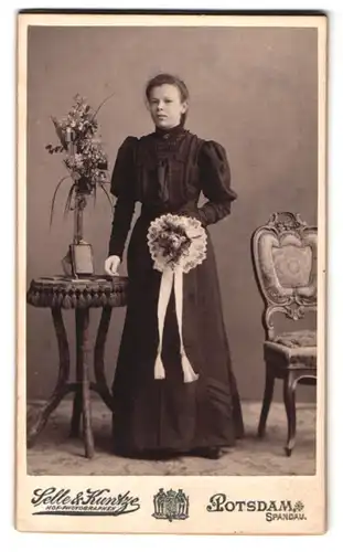 Fotografie Selle & Kuntze, Potsdam, Portrait junge Dame im Kleid mit Blumenstrauss
