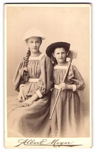 Fotografie Albert Meyer, Berlin-C., Alexander-Strasse 45, Portrait zwei junge Damen in Kleidern mit Spaten