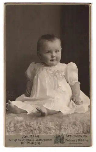 Fotografie Jos. Raab, Braunschweig, Bohlweg 40 a, Portrait süsses Kleinkind im weissen Kleid