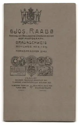Fotografie Jos. Raab, Braunschweig, Bohlweg 40 a, Portrait süsses Kleinkind im weissen Kleid