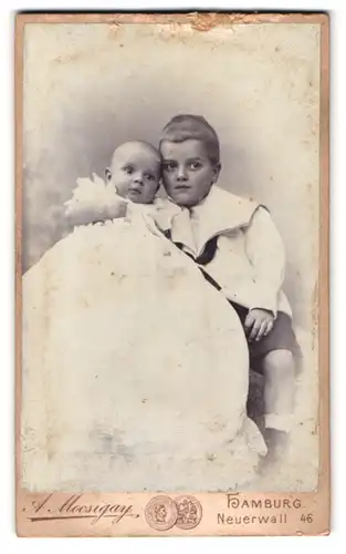 Fotografie A. Mocsigay, Hamburg, Neuerwall 46, Portrait kleiner Junge im Matrosenhemd mit einem Baby