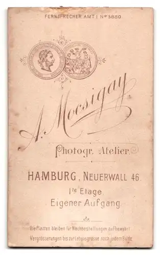 Fotografie A. Mocsigay, Hamburg, Neuerwall 46, Portrait kleiner Junge im Matrosenhemd mit einem Baby