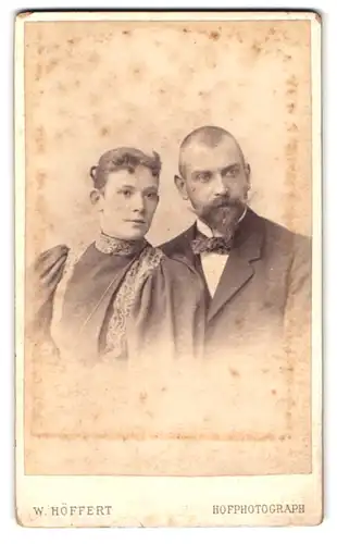 Fotografie W. Höffert, Dresden, Prager-Strasse 6, Portrait junges Paar in hübscher Kleidung
