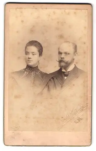 Fotografie H. Eckert, Pragae, Portrait junges Paar in hübscher Kleidung