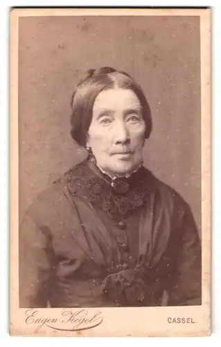 Fotografie Eugen Kegel, Kassel, Grosse Rosen-Strasse 5, Portrait ältere Dame im Kleid mit Kragenbrosche
