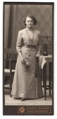 Fotografie Heinrich Wagner, Ehrenfriedersdorf, Portrait junge Dame im Kleid mit Blume