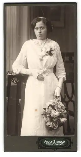 Fotografie Adolf Zierold, Zschopau i /S., Brühl 296, Portrait junge Dame im weissen Kleid mit Blumenstrauss