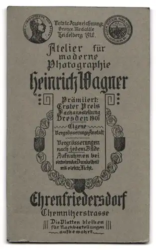 Fotografie Heinrich Wagner, Ehrenfriedersdorf, Portrait junge Dame in zeitgenössischer Kleidung