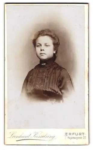 Fotografie Leonhard Kesselring, Erfurt, Magdeburgerstrasse 27, Portrait junge Dame in hübscher Kleidung