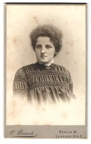 Fotografie C. Brasch, Berlin-W., Leipziger-Strasse 9, Portrait hübsch gekleidete Dame mit Kragenbrosche