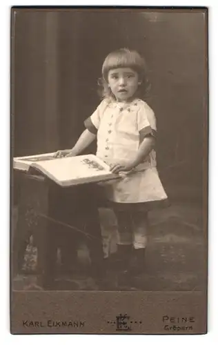 Fotografie Karl Eikmann, Peine, Gröpern, Portrait kleines Mädchen im Kleid mit einem Buch