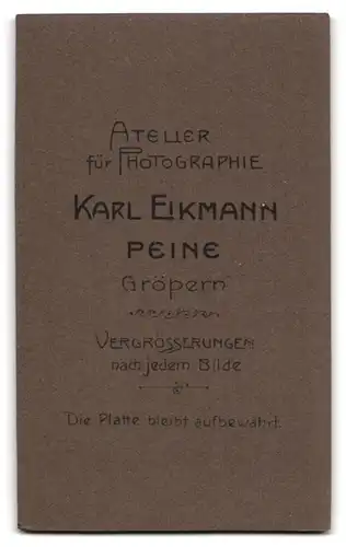 Fotografie Karl Eikmann, Peine, Gröpern, Portrait kleines Mädchen im Kleid mit einem Buch