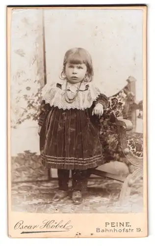 Fotografie Oscar Höbel, Peine, Bahnhofstrasse 19, Portrait kleines Mädchen im Samtkleid mit Halskette