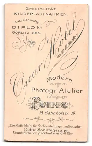 Fotografie Oscar Höbel, Peine, Bahnhofstrasse 19, Portrait kleines Mädchen im Samtkleid mit Halskette