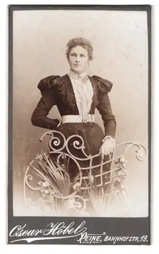 Fotografie Oscar Höbel, Peine, Bahnhofstrasse 19, Portrait junge Dame im Kleid