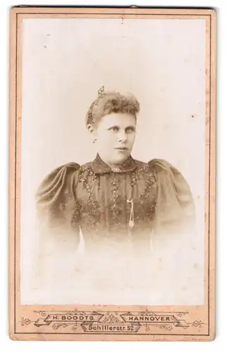 Fotografie H. Boodts, Hannover, Schillerstrasse 52, Portrait junge Dame im bestickten Kleid