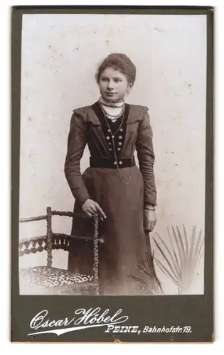 Fotografie Oscar Höbel, Peine, Bahnhofstrasse 19, Portrait junge Dame im modischen Kleid