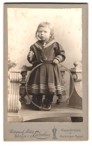 Fotografie Atelier Berolina, Berlin-C., Portrait kleines Mädchen im Matrosenkleid mit Reifen