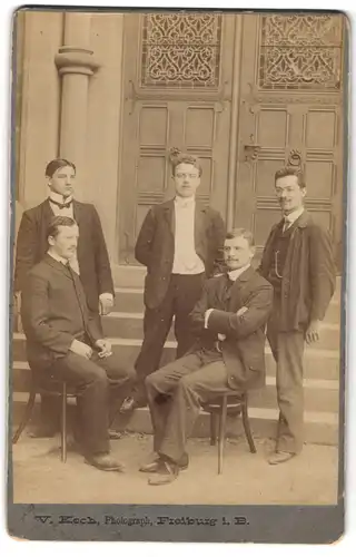 Fotografie V.Koch, Freiburg i.B., Studentenrunde an einem Portal