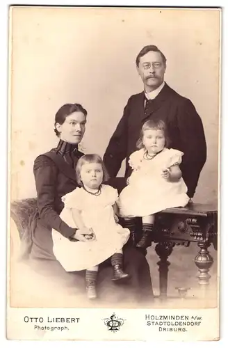 Fotografie Otto Liebert, Holzminden a. W., bürgerliches Paar mit ihren Zwillingen