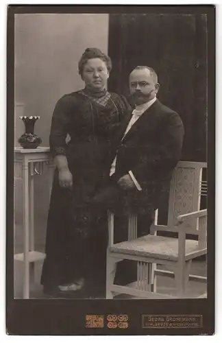 Fotografie Georg Gronemann, Walsrode, Portrait bürgerliches Paar in hübscher Kleidung