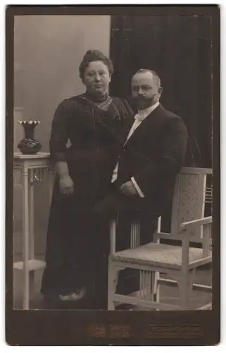 Fotografie Georg Gronemann, Walsrode, Portrait bürgerliches Paar in hübscher Kleidung
