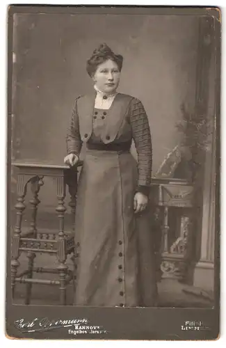 Fotografie Carl Oppermann, Hannover, Portrait junge Dame im modischen Kleid