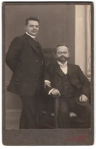 Fotografie Max Bolloni, Walsrode, Eckernwort, Portrait zwei bürgerliche Herren in Anzügen