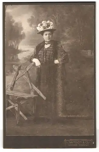 Fotografie Samson & Co., Hannover, Ernst Augustplatz 5, Portrait junge Dame in modischer Kleidung