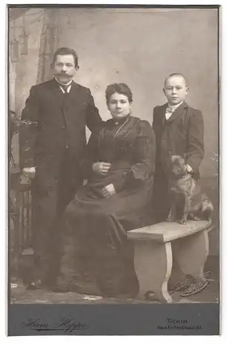 Fotografie Herm. Hoppe, Achim, Neue Kirchhofstrasse 364, Portrait bürgerliches Paar mit Sohn und Hund