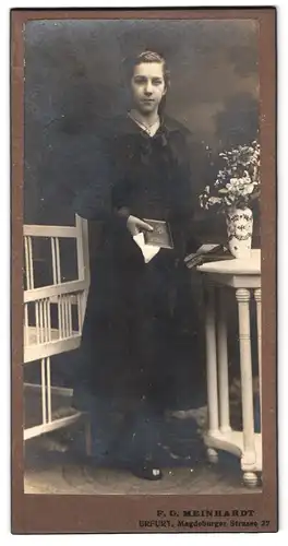 Fotografie F. G. Meinhardt, Erfurt, Magdeburger Strasse 27, Portrait junge Dame im schwarzen Kleid